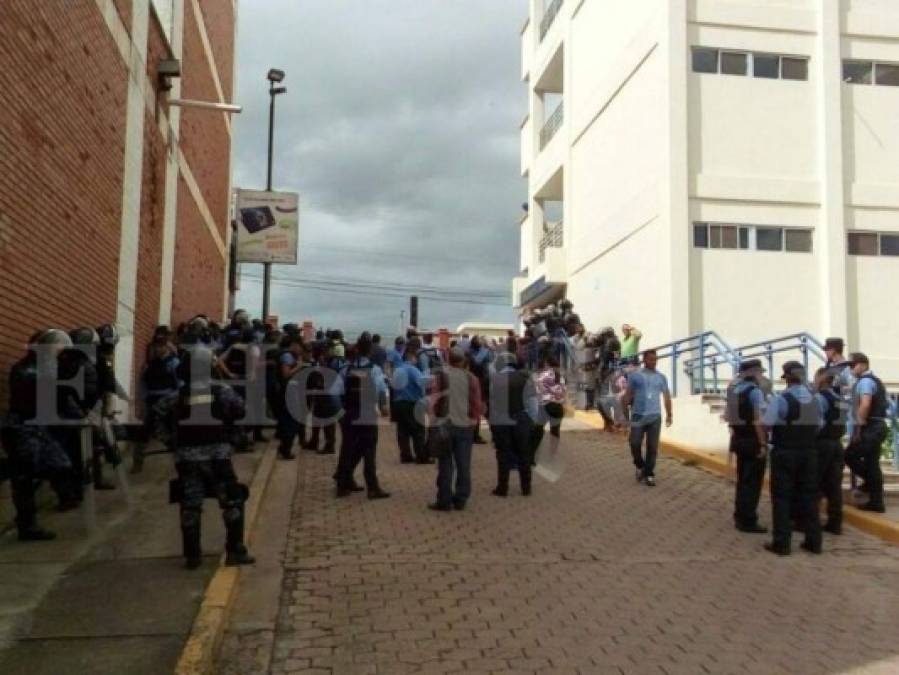Impactantes imágenes del desalojo de estudiantes por la policía en la UNAH