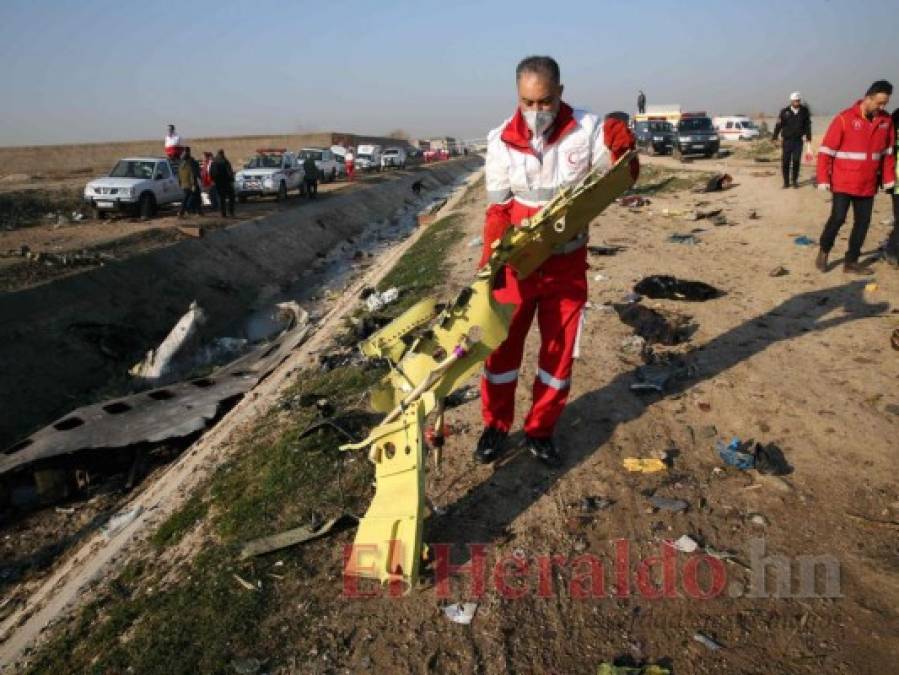 Cuerpos carbonizados y escombros, impactante escena del avión accidentado en Irán