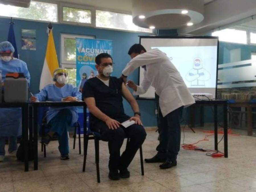 Con mucha esperanza y alegría médicos reciben vacuna contra covid-19 en Honduras (Fotos)