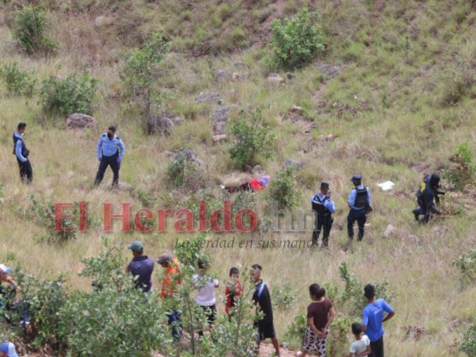 Así fue rescatado el cuerpo de un joven de 16 años asesinado en una zona inhóspita de la Villa Nueva (Fotos)