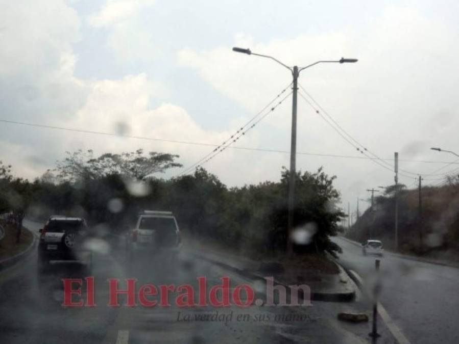 Calles convertidas en ríos y aceras inundadas, así luce la capital tras las lluvias