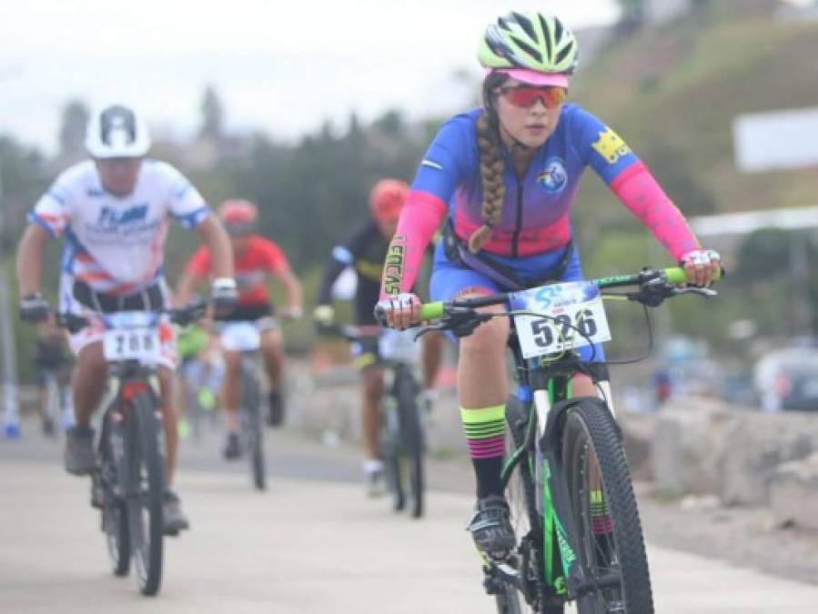 Las mujeres que encabezan la carrera de la Séptima Vuelta Ciclística