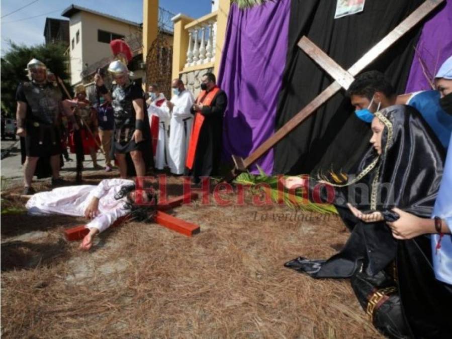 Impresionante vía crucis en Viernes Santo retrata la pasión de Jesucristo