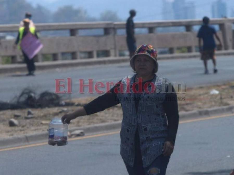 Con latas y rótulos de 'tengo hambre' pobladores piden ayuda en bulevar FFAA