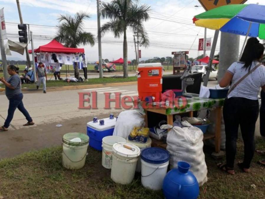 FOTOS: Banderas, gorras y camisas... ¡Todo el ambiente para el Honduras vs Australia en San Pedro Sula!