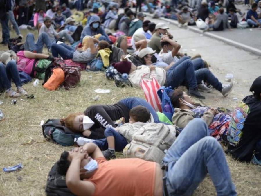 Cansados, sitiados y con hambre, la desesperación en el rostro de migrantes que piden les dejen continuar travesía (FOTOS)