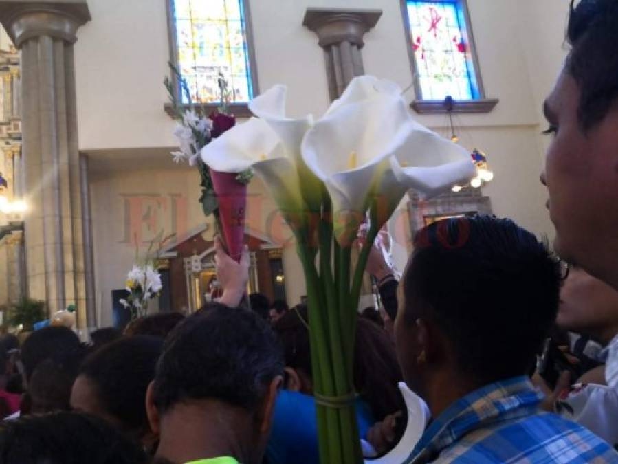 FOTOS: Peregrinos entregan flores a la Virgen de Suyapa en sus 272 aniversario