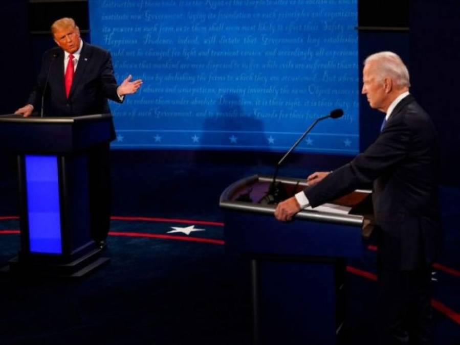 Los curiosos gestos de Trump durante último debate con Biden (FOTOS)