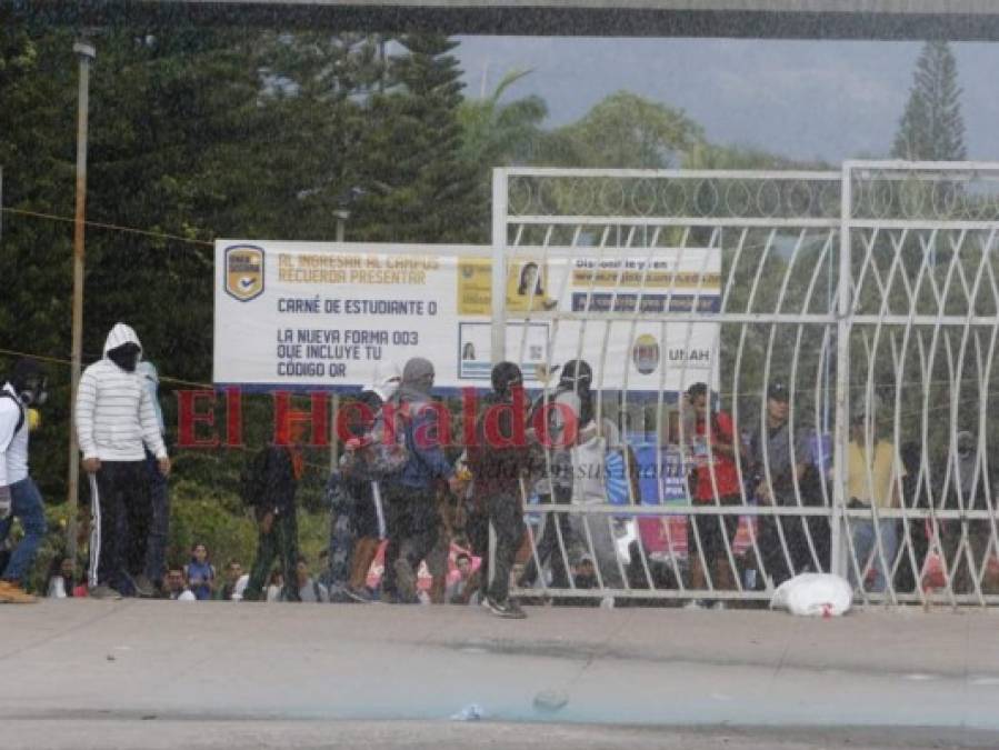 FOTOS: Desorden y caos afuera de la UNAH en el inicio de clases