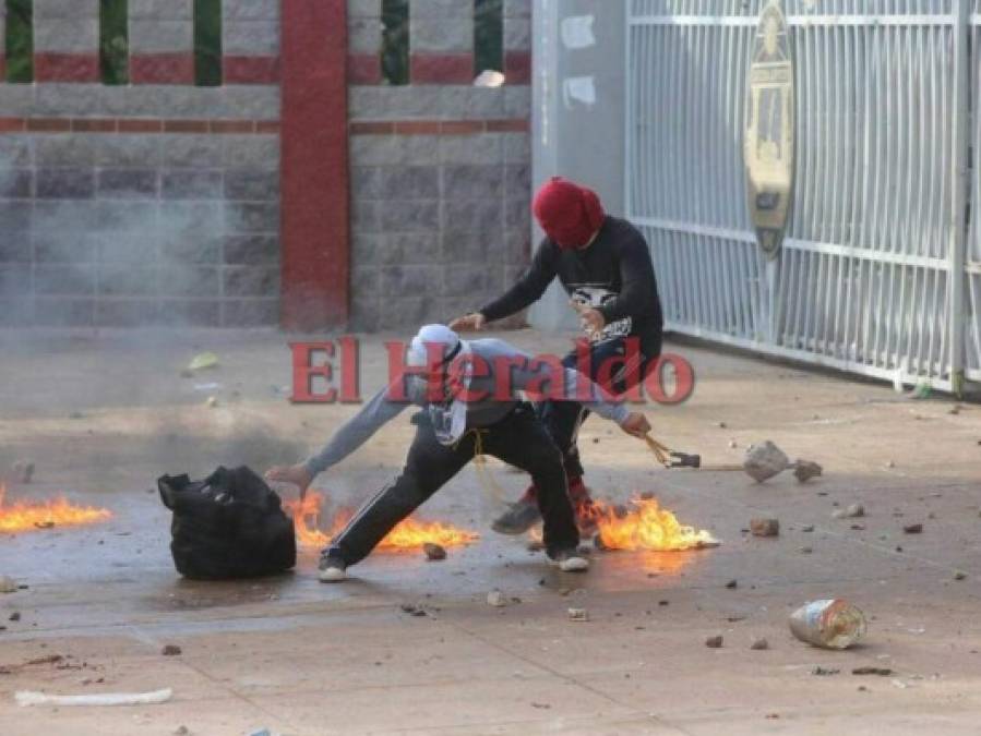 FOTOS: Violento enfrentamiento entre policías y supuestos universitarios