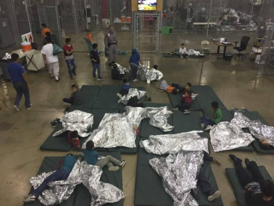 Tras enormes rejas permanecen 'como prisioneros' los niños migrantes separados de sus padres en EEUU