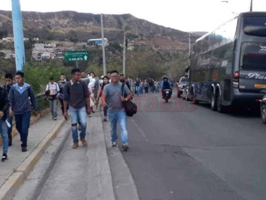 Imágenes del caos vial en la salida al sur ante la toma de calle de los pobladores de la aldea Yaguacire