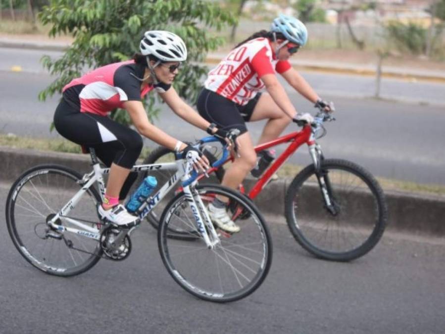 Las mujeres que encabezan la carrera de la Séptima Vuelta Ciclística