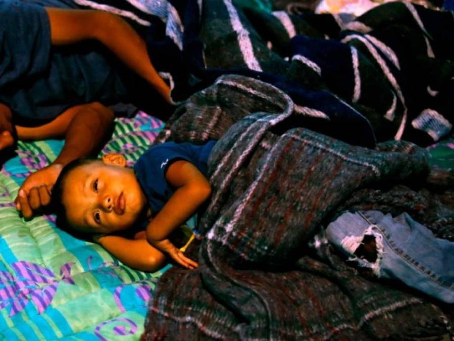 Niños de la caravana migrante olvidan su dura realidad gracias a los juguetes