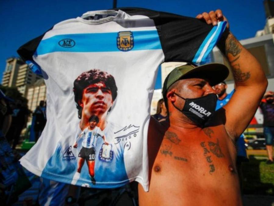 Argentinos marchan en búsqueda de respuestas sobre la muerte de Diego Maradona