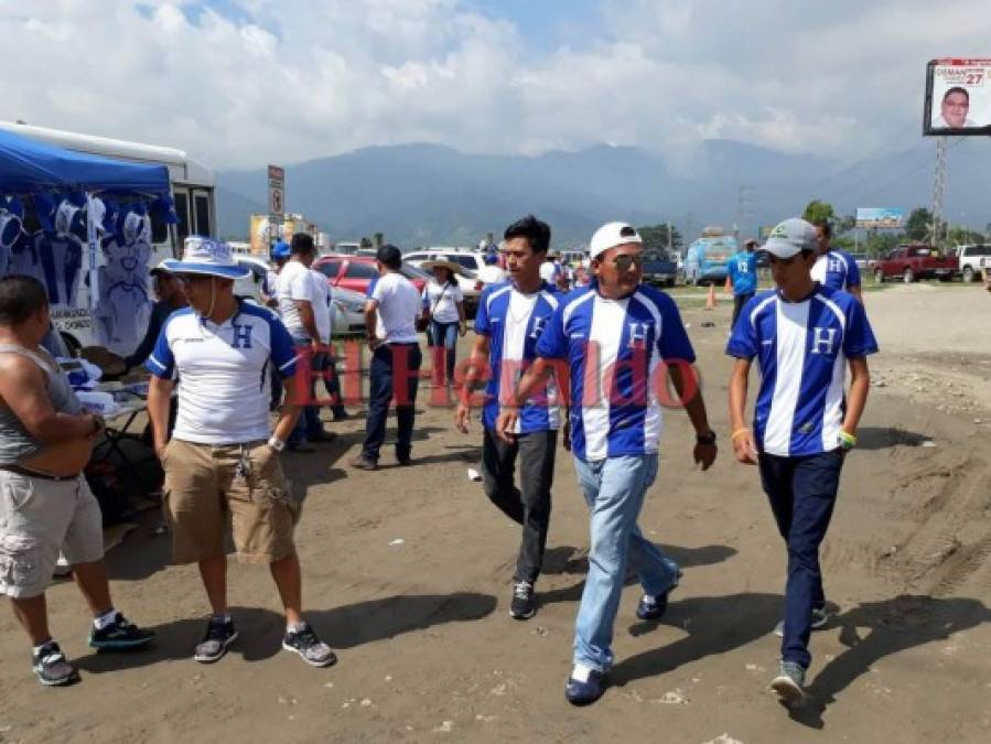 FOTOS: Banderas, gorras y camisas... ¡Todo el ambiente para el Honduras vs Australia en San Pedro Sula!