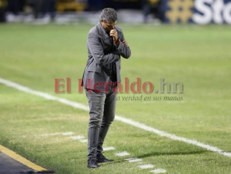 Diego Vazquez y su elegante atuendo en la final Motagua vs Saprissa