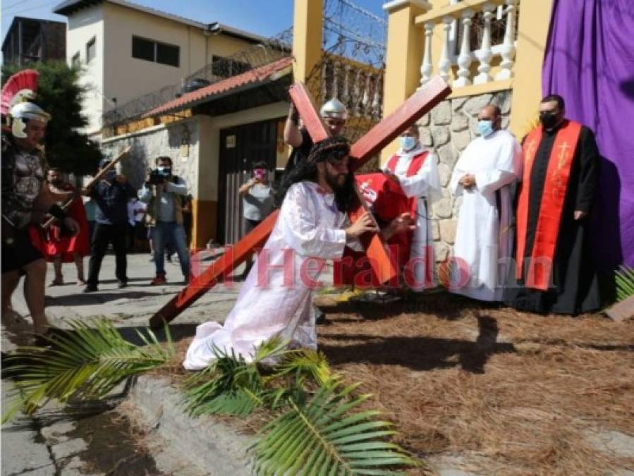 Impresionante vía crucis en Viernes Santo retrata la pasión de Jesucristo
