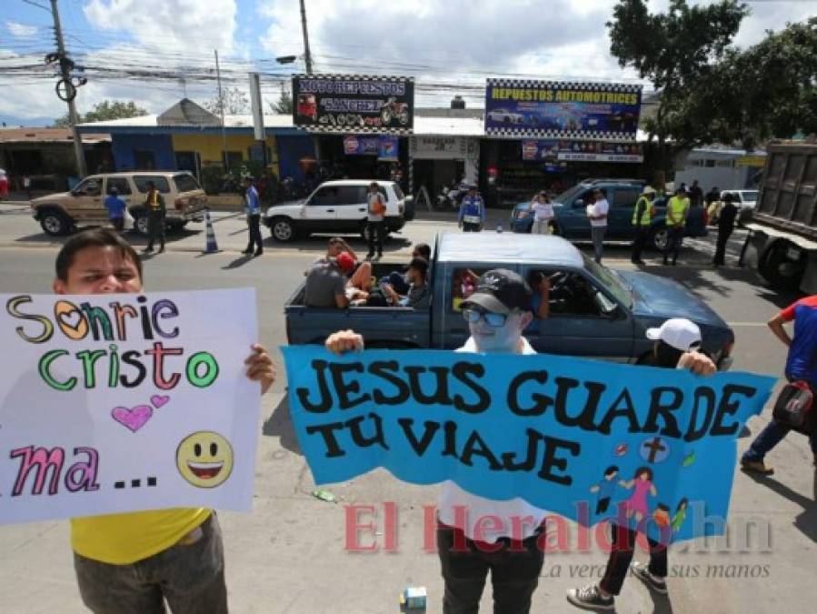 En buses, pickups y hasta camiones: Capitalinos 'escapan' de la ciudad para ir a veranear