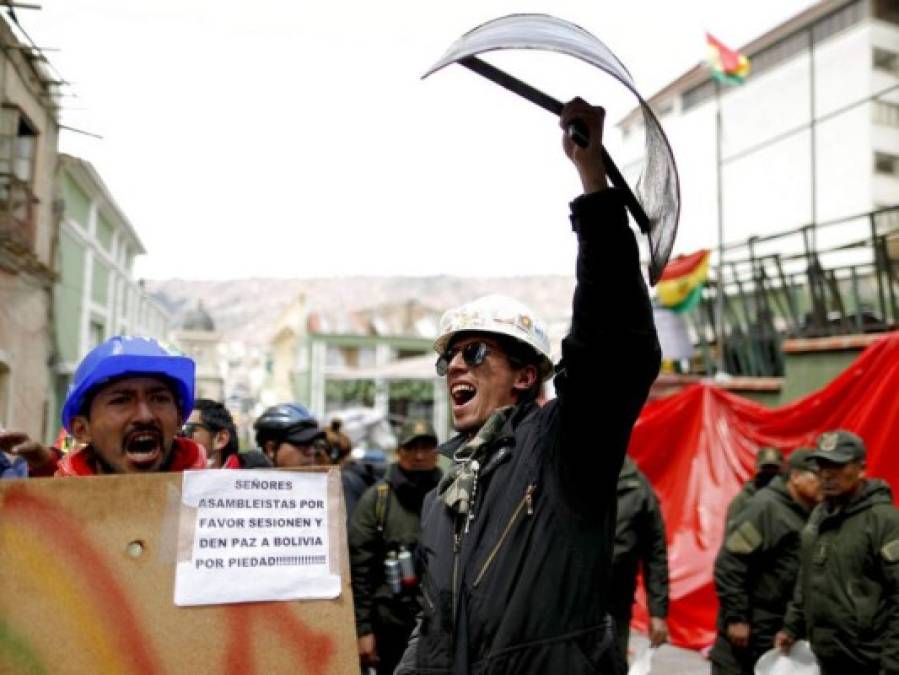 FOTOS: Con aplausos y banderas opositores celebran renuncia de Evo Morales