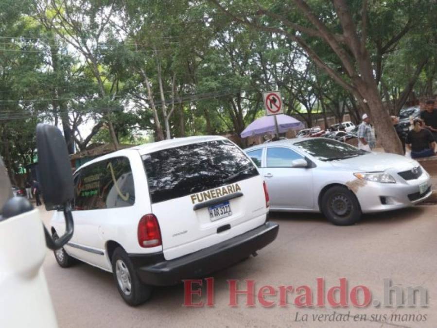 FOTOS: Sin seguridad, familiares retiran de la morgue cadáver de Magdaleno Meza