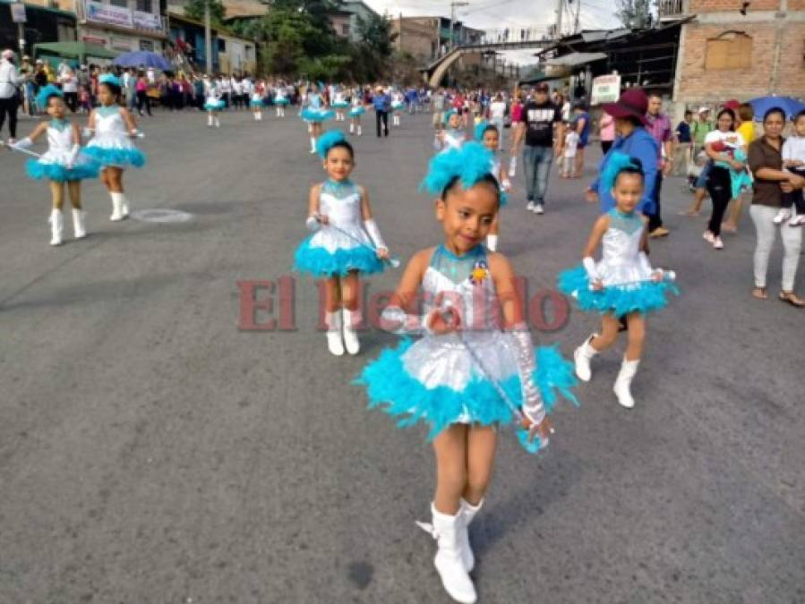 Escolares hondureños rinden homenaje a la Patria llenó de color y sonrisas  