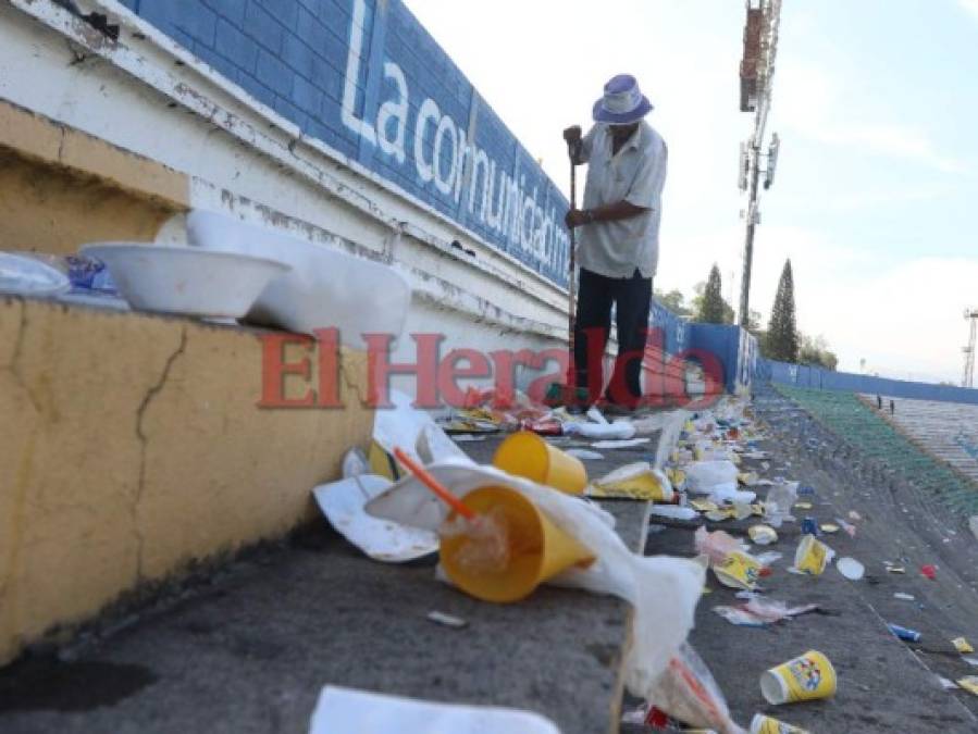 FOTOS: Lleno de basura amaneció el Estadio Nacional de Tegucigalpa tras la final Motagua vs Herediano por la Liga Concacaf