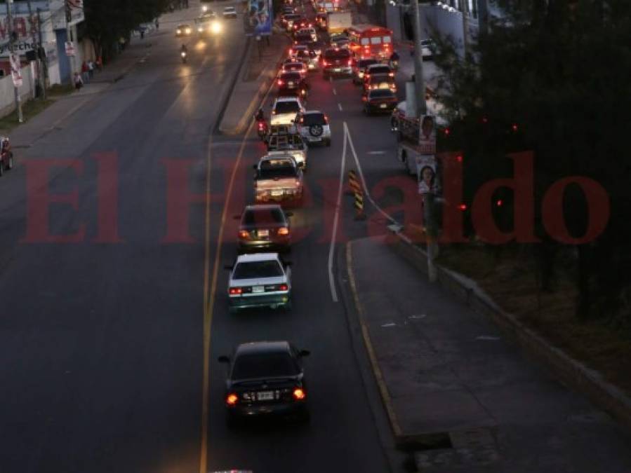 Caótico tráfico en la capital de Honduras; a las 8:00pm vigente toque de queda