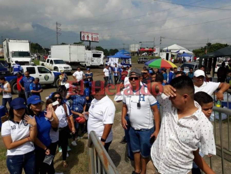 FOTOS: Banderas, gorras y camisas... ¡Todo el ambiente para el Honduras vs Australia en San Pedro Sula!