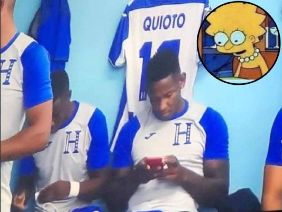 Con memes destrozan a Romell Quioto por usar el celular antes del partido ante Jamaica