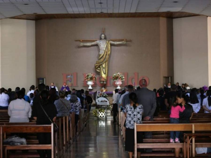 Familia y amigos despiden los restos del abogado Reynaldo Barahona, asesinado frente a Palacio de Justicia