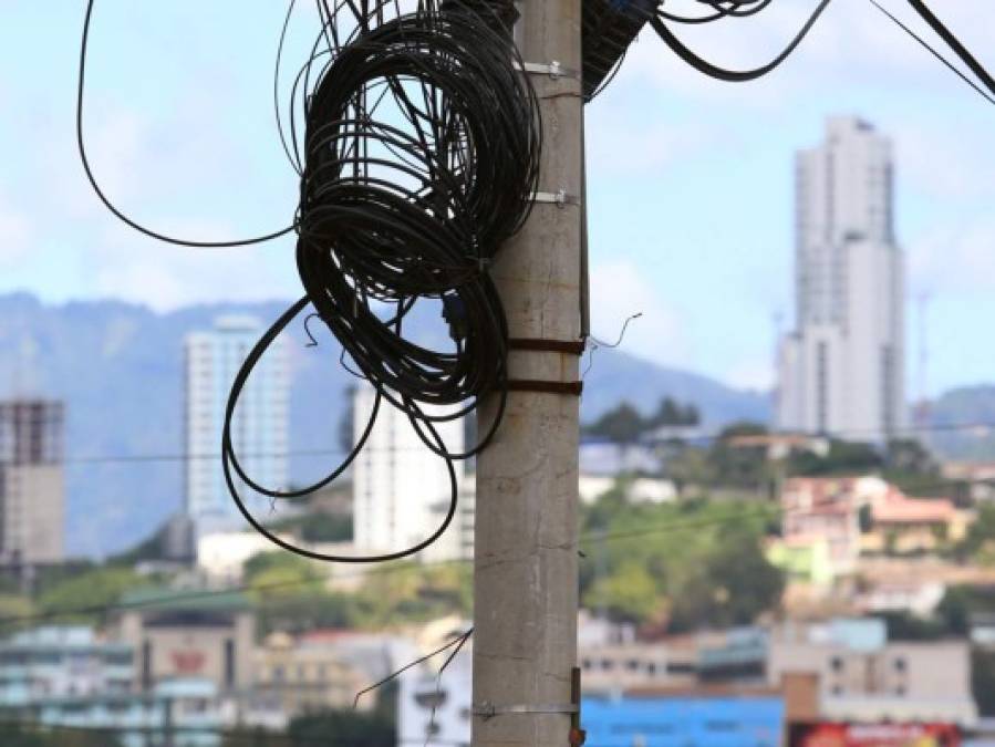 La capital permanece invadida de rollos y telarañas de cables