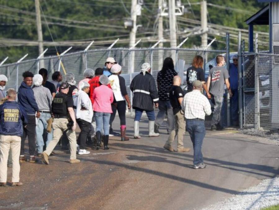 FOTOS: Así arrestó ICE a 680 personas en redadas en Mississippi