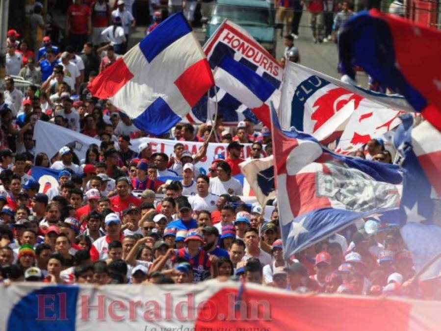 Espectacular llegada de la Ultra Fiel al Estadio Nacional