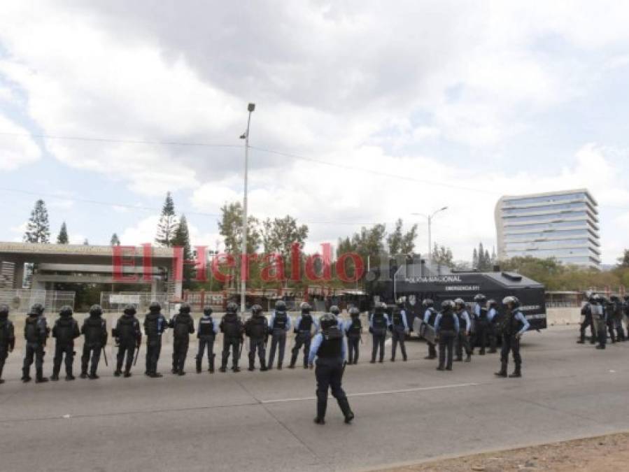 FOTOS: Desorden y caos afuera de la UNAH en el inicio de clases