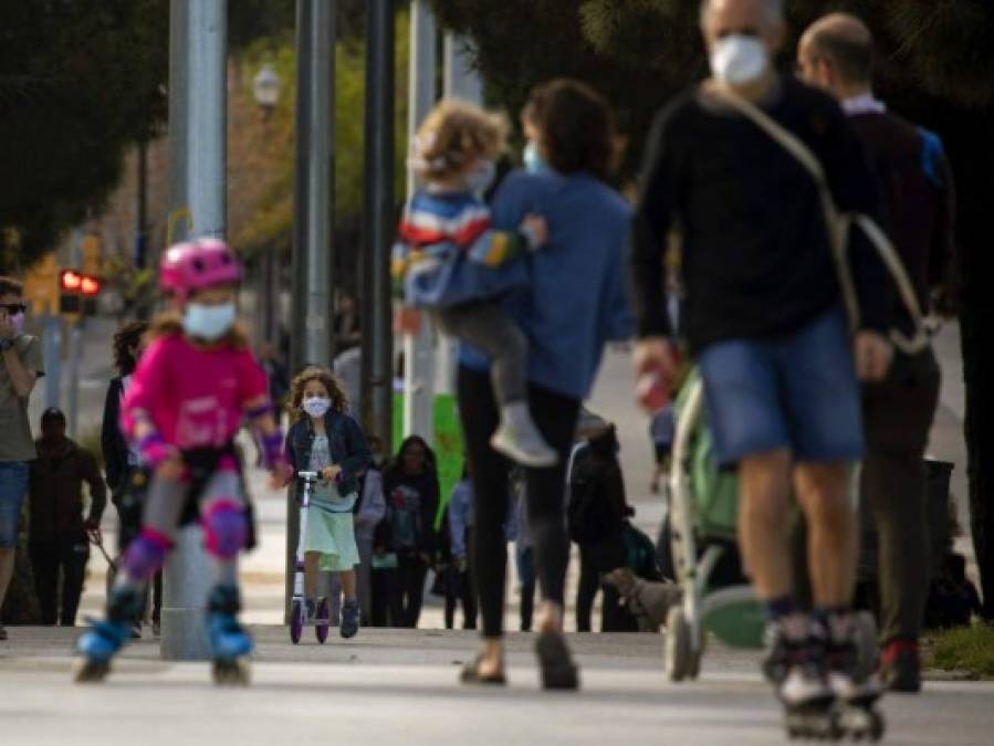 Con ganas de correr y sin miedo, así saturaron calles de España padres y niños