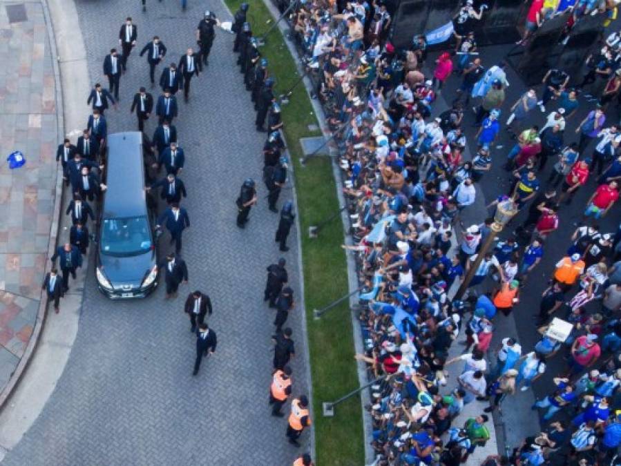 Entre gritos, aplausos y llanto, así fue la salida del féretro de Maradona hacia el cementerio