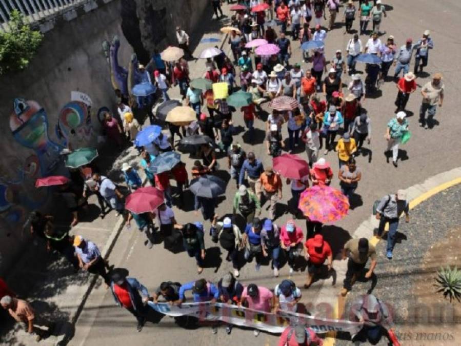 FOTOS: Médicos, empleados de Hondutel y docentes paralizan la capital en jornada de protestas