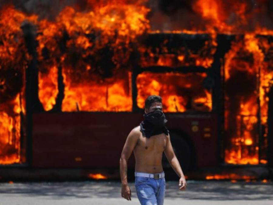 Fotos: Fuego, disparos y zozobra entre venezolanos por jornada de protestas