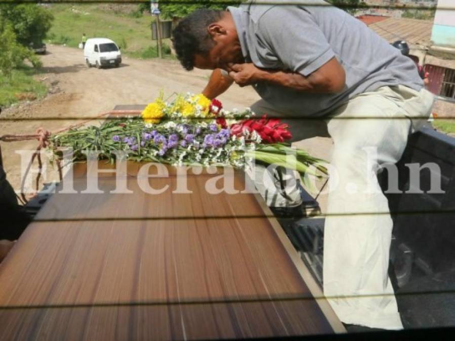 Las tristes escenas que dejó el último adiós a madre y sus dos hijos asesinados en la colonia Brasilia de Comayagüela