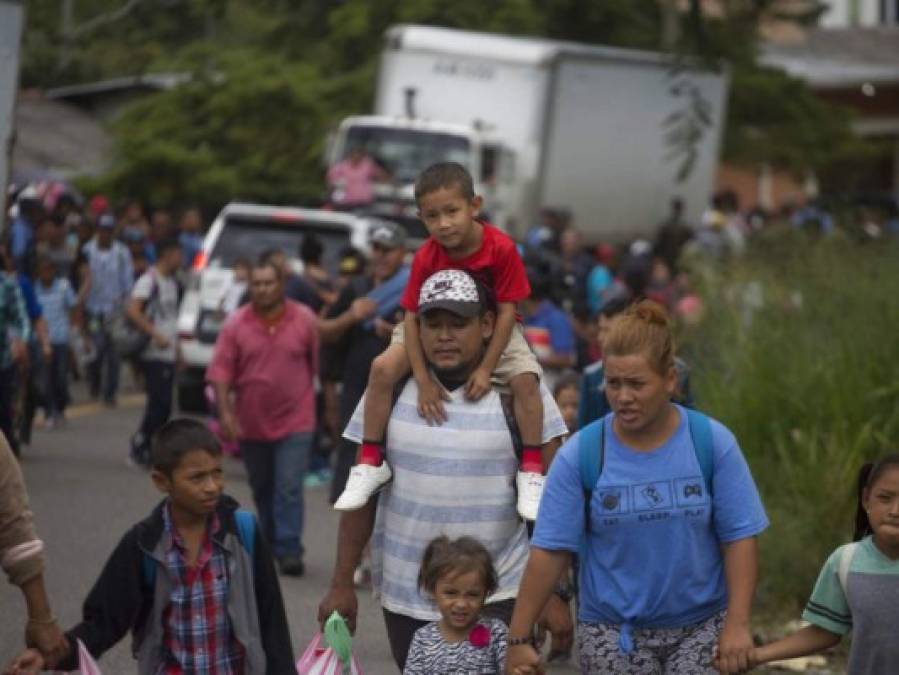 Con documentos en mano, caravana de migrantes hondureños avanza a través de Guatemala rumbo a EEUU