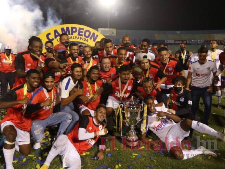 La celebración del Olimpia tras alzar la copa del Torneo Clausura 2021 (FOTOS)