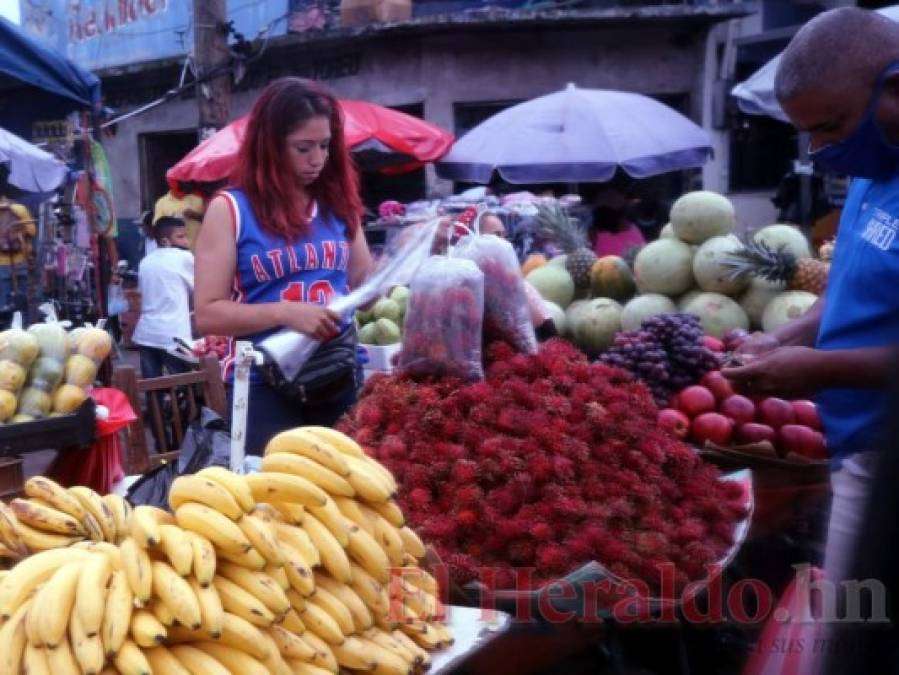 Con o sin mascarilla, capitalinos abarrotan mercados pese a que amenaza persiste (FOTOS)