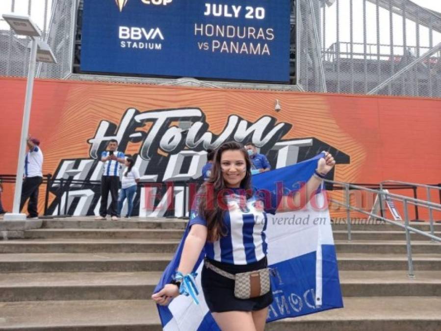 Las bellezas catrachas en el BBVA Compass para el Honduras-Granada