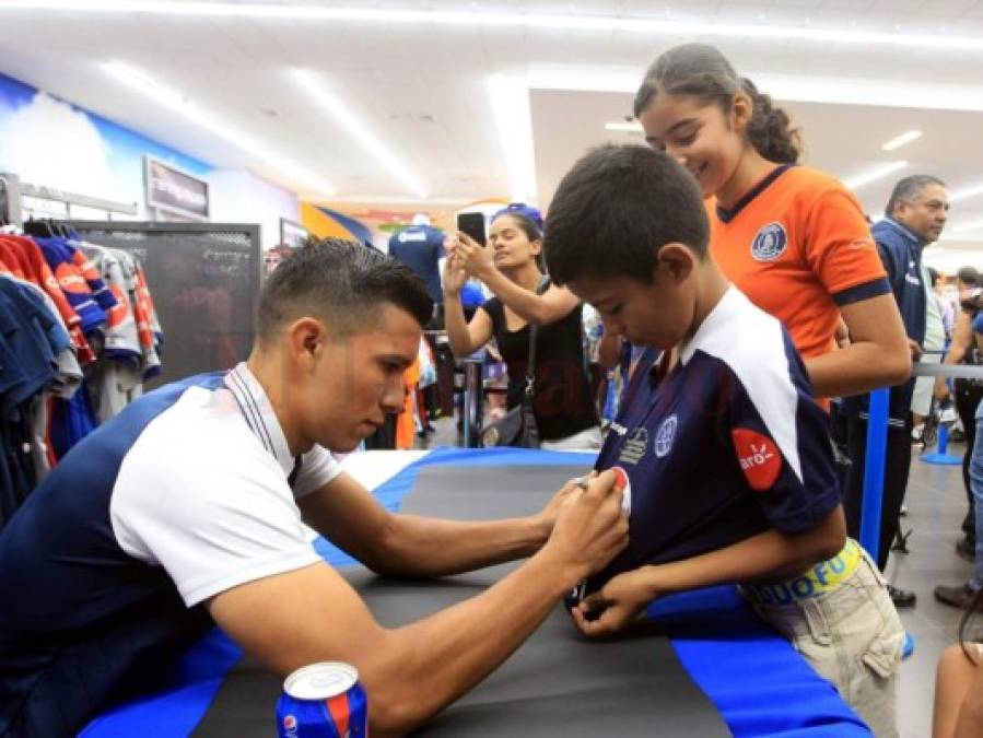 Motagua ilusiona a sus aficionados con el campeonato en firma de autógrafos