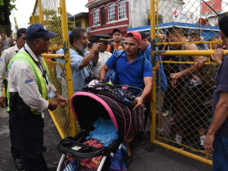 FOTOS: El rostro de dolor de los niños hondureños cuando la caravana migrante rompió los portones en la frontera con México