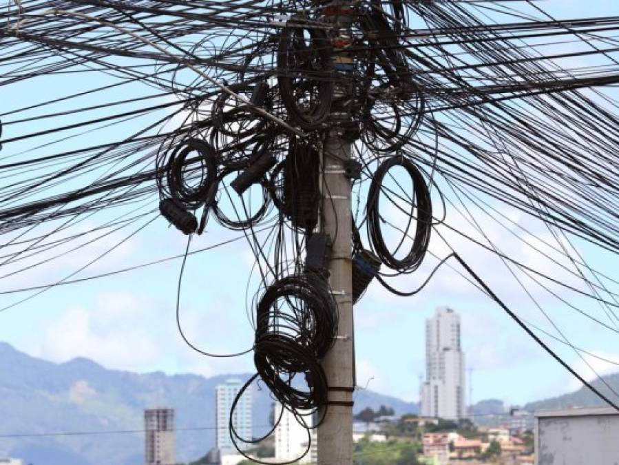 La capital permanece invadida de rollos y telarañas de cables