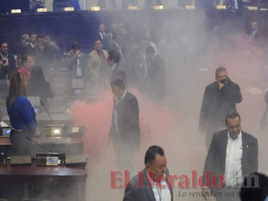 FOTOS: Empujones, cohetes y bengalas; así fue el nuevo acto de insurrección en el Congreso Nacional