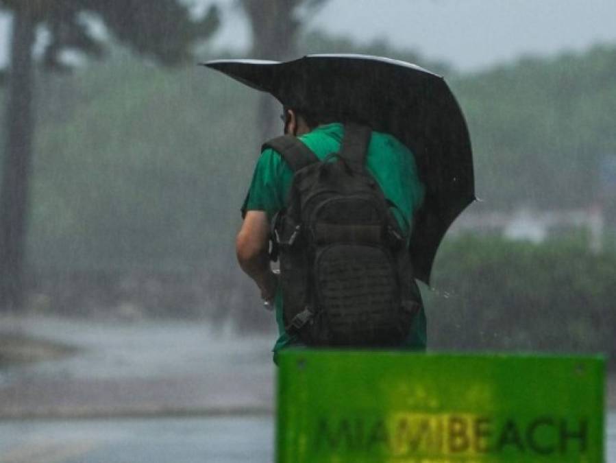 Las imágenes: Eta lleva aguaceros a las calles ya inundadas de Florida