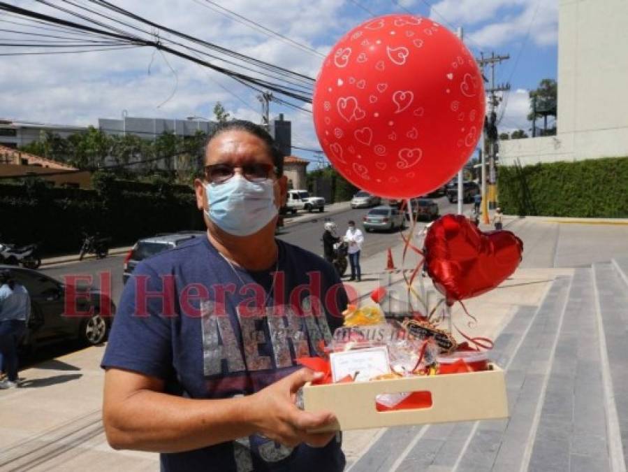 Capitalinos se aprestan a celebrar el Día del Amor y la Amistad (FOTOS)